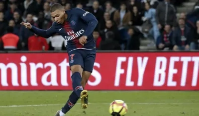 Kylian Mbappe anota uno de los dos tantos ante el Nimes. 