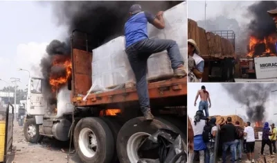 Vista general de uno de los camiones con cargamentos de la ayuda humanitaria que fueron quemados, este sábado, en Ureña (Venezuela).