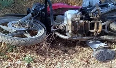 Gilberto Sandoval Solano, sin vida debajo de su moto.