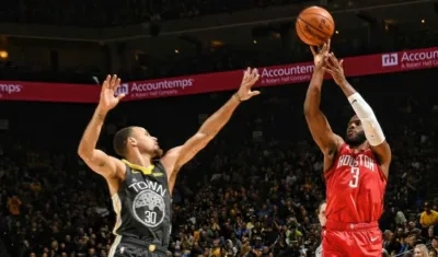 Eric Gordon lanza ante la marca de Stephen Curry. 