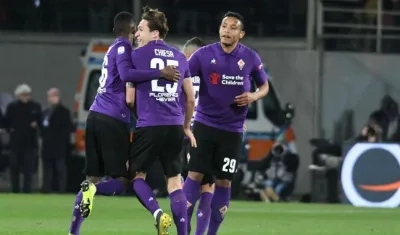 Luis Fernando Muriel festeja un gol con los compañeros.