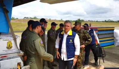 El Presidente Iván Duque organizando la entrega de las primeras ayudas.