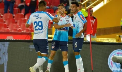 Teófilo Gutiérrez, Fabián Sambueza y Luis Díaz, celebrando el empate.