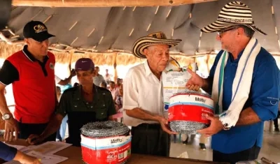 Los asociados recibiendo los insumos.