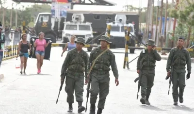 Militares de Venezuela en la frontera de Colombia en Paraguachón.