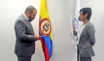 Alma Riquett se posesionó como Defensora Regional del Atlántico ante el Defensor Nacional del Pueblo, Carlos Negret.