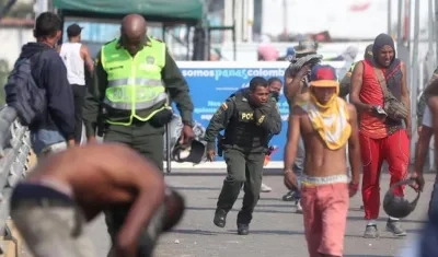 Policías colombianos son vistos durante los enfrentamientos entre venezolanos y miembros de la Guardia Nacional Bolivariana, este lunes, en el puente Simón Bolívar en Cúcuta.