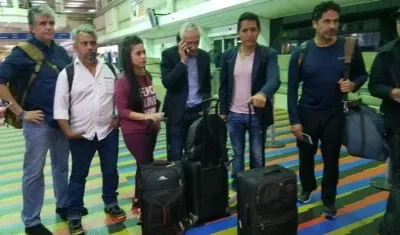 Jorge Ramos junto a su equipo periodístico de Unisivisión.