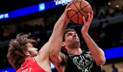 Los hermanos gemelos Brook Lopez (d), pívot de Milwaukee Bucks, y Robin Lopez (i), pívot de Chicago Bulls, disputan la pelota.