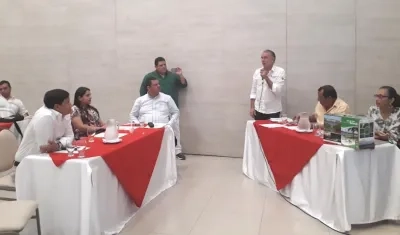 El Gobernador Eduardo Verano De la Rosa, presidiendo la Asamblea.