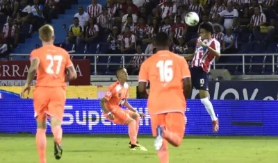 Luis Díaz cabecea ante la mirada de George Saunders y Cristian Arrieta.