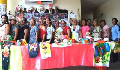 El grupo de mujeres exhibiendo sus productos.