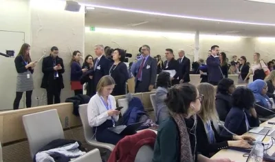 Momento en el que se retiran de la sala. 