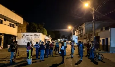 Ciudadanos tratan de cruzar el Puente Internacional Francisco de Paula Santander sobre el río Táchira,