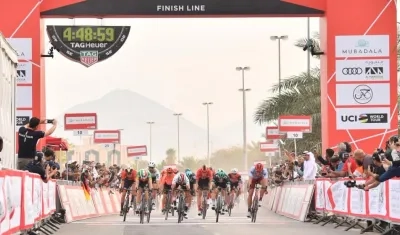 Elia Viviani se impone en la llegada. 