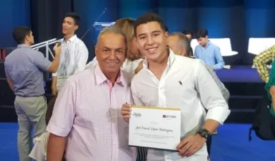 Profesor Humberto Vásquez y el estudiante Joel López del colegio El Socorro.