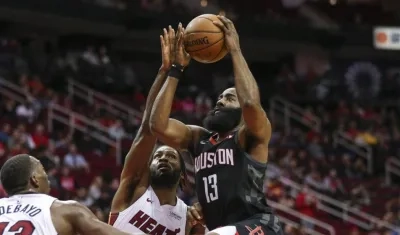 James Harden en acción del juego. 
