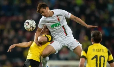 Ji Dong-Won disputa la pelota con dos jugadores del Dortmund. 