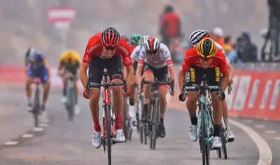 Primoz Roglic ganó en el mano a mano a Tom Dumoulin. 