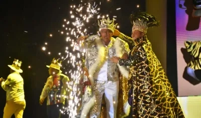 El Rey Momo Freddy Cervantes y el exRey Momo Ricardo Sierra.