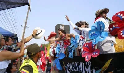 La Reina del Carnaval del Atlántico en el desfile del Carnaval Educativo.
