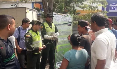 Uniformados del Grupo de Policía Ambiental en la liberación de las especies.