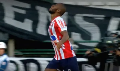 Freddy Hinestroza festejando el gol que significó el triunfo.