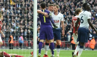 Hugo Lloris celebra tras atajar una acción de gol. 
