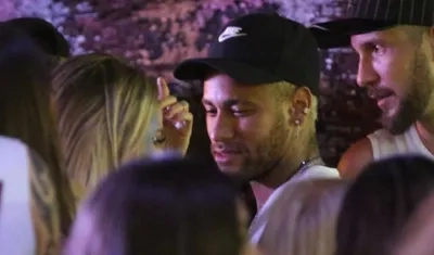 Neymar y su nueva novia. 