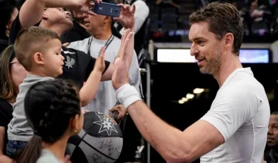 Pau Gasol se despide de los aficionados. 