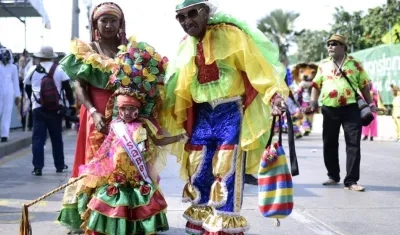 Isabella Fontalvo Ospino, con su abuelo Alfonso Fontalvo, en la Gran Parada de Tradición.