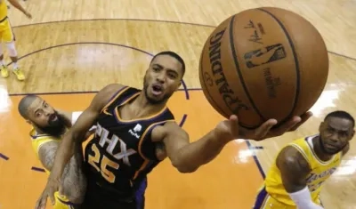 DeAndre Dayton anota ante la mirada de LeBron James. 