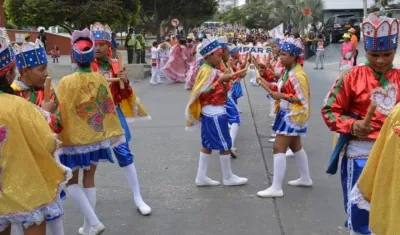 Grupo juvenil de paloteo mixto.