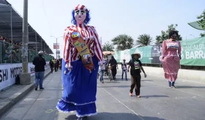 Las Gigantonas desfilando en la Vía 40.