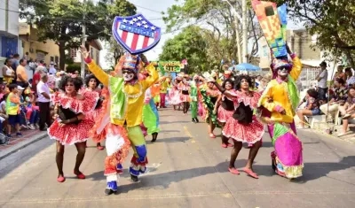 Los exhabitantes de la calle durante su aplaudido desfile.