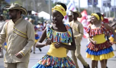 Integrante de Sexteto Tabala y la Fundación Kumbé, durante la Gran Parada de Tradición por la Vía 40.