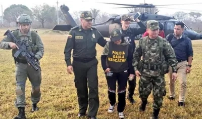 Momento en que la ganadera liberada era trasladada por la Policía y el Ejército.
