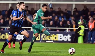 Luis Fernando Muriel anota en esta acción de juego. 