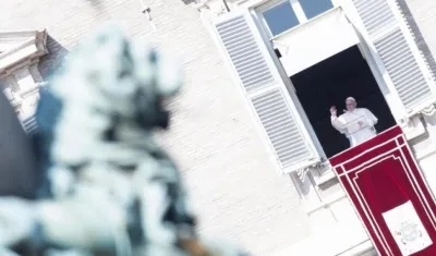 El Papa Francisco ante los fieles en la Plaza de San Pedro.