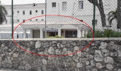 Muchas personas que se habían quedado afuera con su boleta, rompieron las mallas para ingresar a la fuerza.