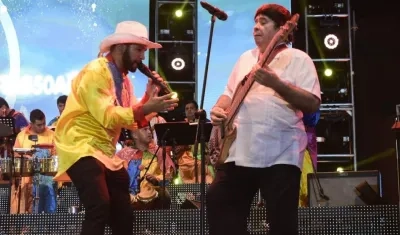 Julio Ernesto Estrada (Fruko), acompañando a Jacaranda Show Orquesta.