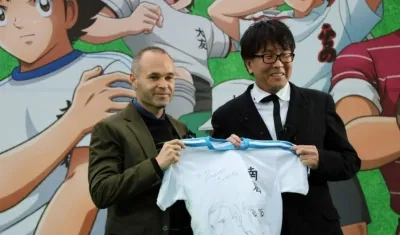 Andrés Iniesta recibe la camiseta de Oliver Atom. 