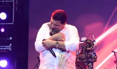 Poncho Zuleta abrazando el Congo de Oro que le fue entregado.