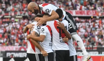 Jugadores de River Plate celebran tras u gol. 