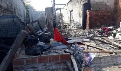 La casa del presunto agresor se consumió en llamas