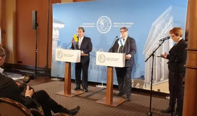 El Canciller colombiano Carlos Holmes Trujillo durante su visita a Helsinki. En la foto con su homólogo, Timo Soini.