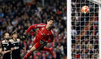 Jugadores del Ajax ven como la pelota entra en el arco del portero del Real Madrid, Thibaut Courtois.