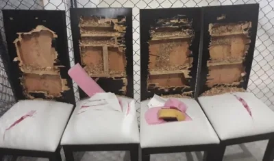 Las cuatro sillas donde estaba la drogas.