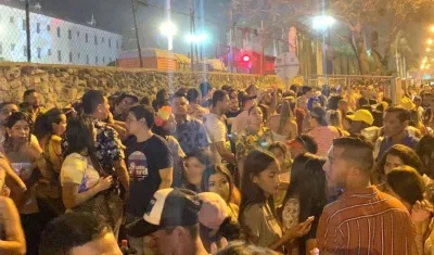 Aglomeración de público en las afueras del Hotel El Prado.