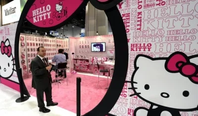 Un hombre delante de un stand de Hello Kitty en la feria de tecnología CES de Las Vegas en EE.UU.